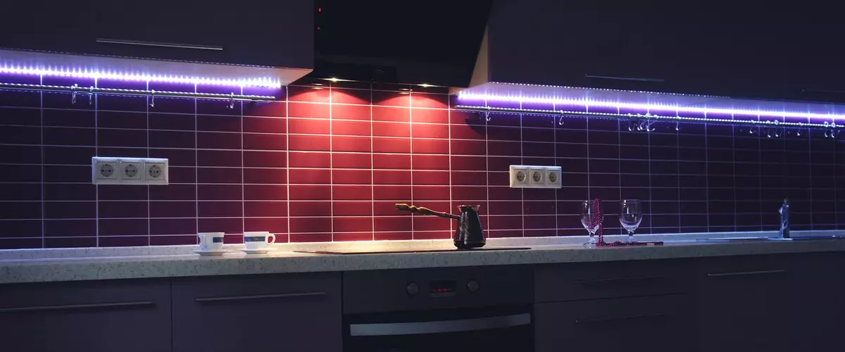 Mutfak için LED Kurdele (62 Fotoğraf): Kendi Kendinden Yapışkanlı Bant 220 V. Hangi bant mutfak kulaklığını aydınlatmayı seçin? Önlük için şerit aydınlatma 20998_38