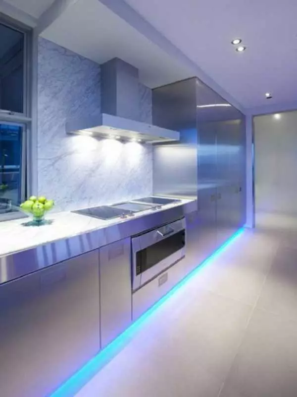 LED stuhou pro kuchyň (62 photos): Samolepící páska 220 V. Jaká páska se rozhodne pro osvětlení kuchyňské headsetu? Stuha osvětlení pro zástěru 20998_41