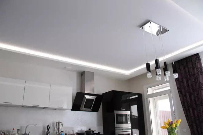 LED szalag a konyhához (62 fotók): Öntapadó szalag 220 V. Milyen szalagot választott a konyhai fülhallgató megvilágítására? Szalag megvilágítás a kötényhez 20998_43