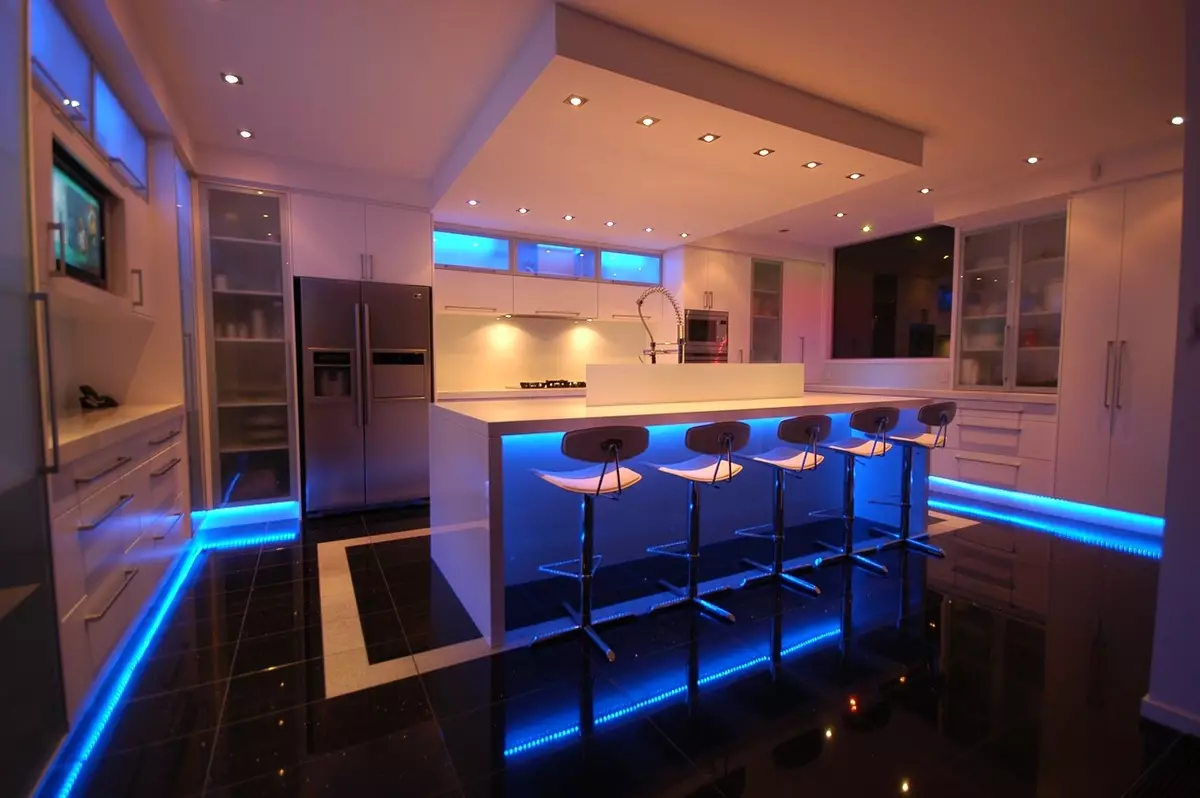LED Лента за кухнята (62 снимки): самозалепваща се лента 220 V. Какво лента изберете за осветяване кухня слушалки? Ribbon осветление за престилка 20998_45