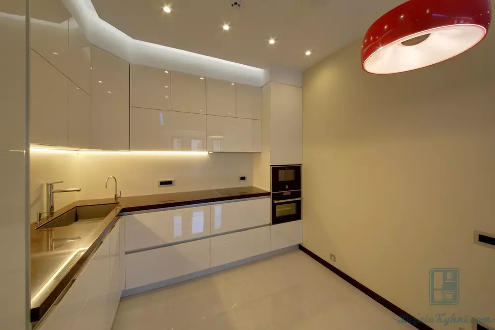 LED juostelė virtuvei (62 nuotraukos): lipni juosta 220 V. Kokia juosta nusprendžia apšviesti virtuvės ausines? Ribon apšvietimas prijuostės 20998_5