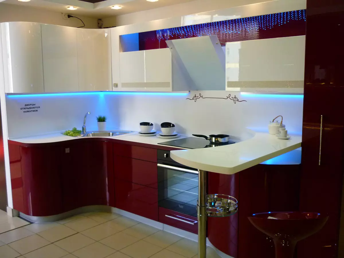 Panglică LED pentru bucătărie (62 fotografii): bandă autoadezivă 220 V. Ce bandă alegeți să lumineze setul cu cască de bucătărie? Iluminarea panglică pentru șorț 20998_56