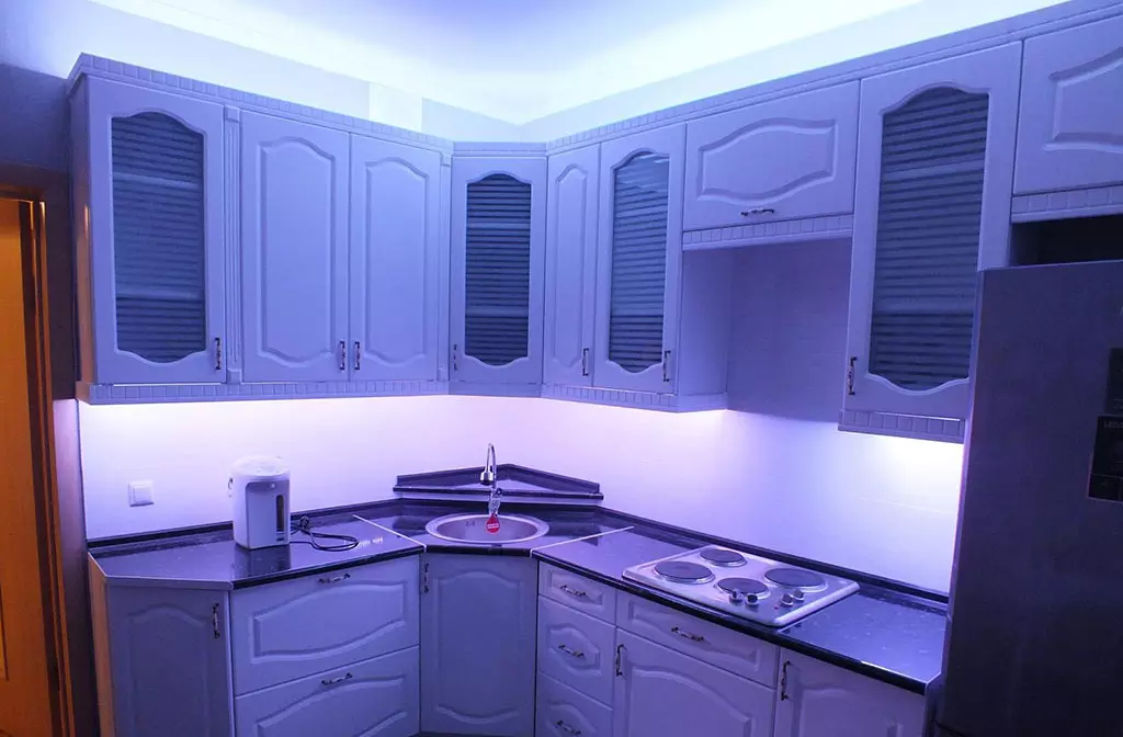 Fita LED para a cozinha (62 fotos): fita auto-adesiva 220 V. Qual fita opção para iluminar a fone de ouvido de cozinha? Iluminação de fita para avental 20998_6