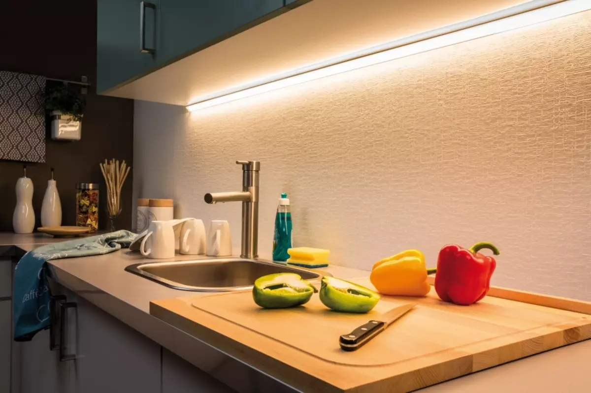 LED szalag a konyhához (62 fotók): Öntapadó szalag 220 V. Milyen szalagot választott a konyhai fülhallgató megvilágítására? Szalag megvilágítás a kötényhez 20998_7