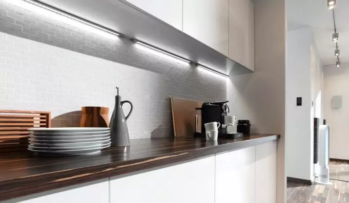 Mutfak için LED Kurdele (62 Fotoğraf): Kendi Kendinden Yapışkanlı Bant 220 V. Hangi bant mutfak kulaklığını aydınlatmayı seçin? Önlük için şerit aydınlatma 20998_8