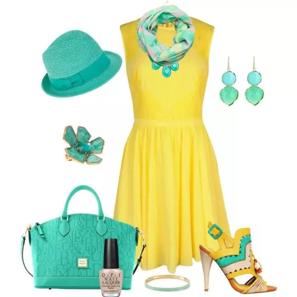 Zelené doplnky pre žlté rezané šaty