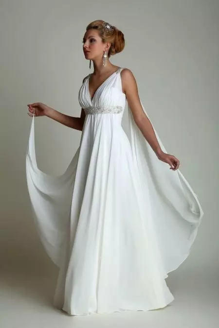 Baltā grieķu kleita, kas iziet no krūts