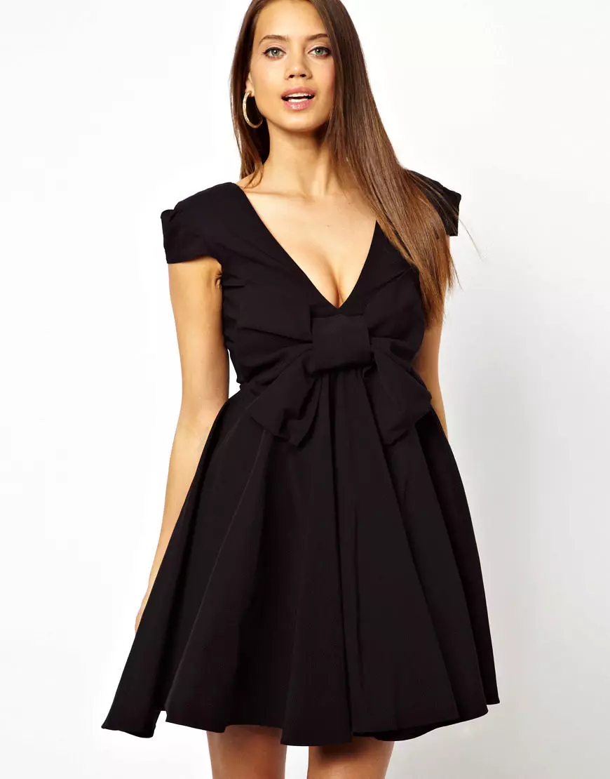 黑色連衣裙從乳房外銷
