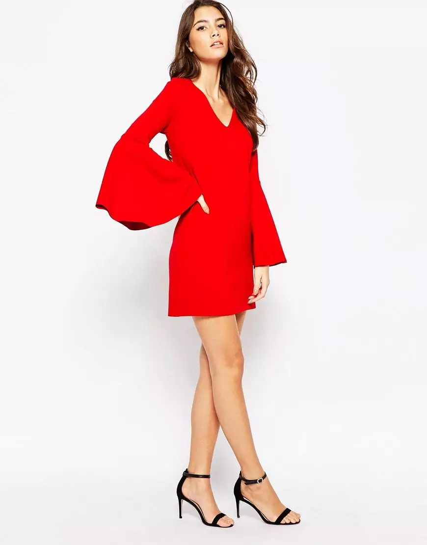 Krāsains sarkans kleita ar izliektām piedurknēm