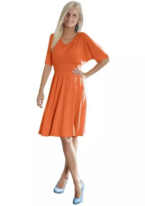 Orange izklāstīta kleita ar bat uzmavu