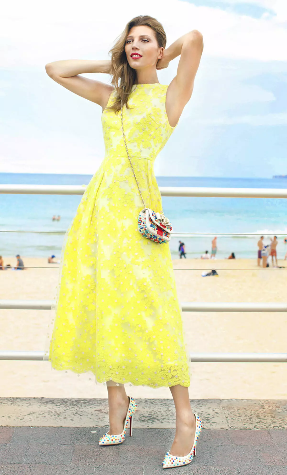 긴 노란색 cutted 드레스