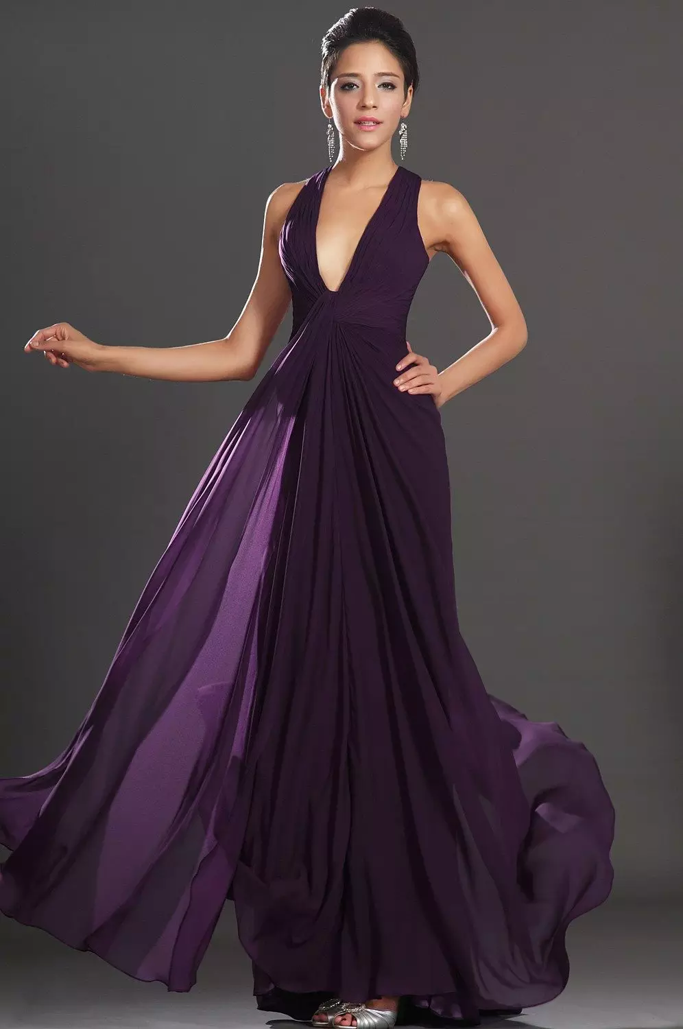 فرش ۾ ڊگھي وا purple ڻائي لباس
