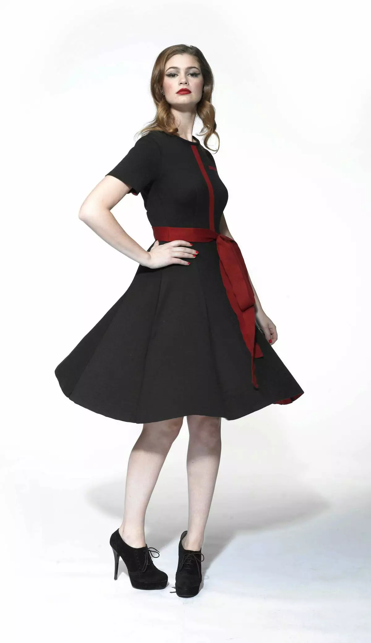 Čierne údené šaty s červeným pásom