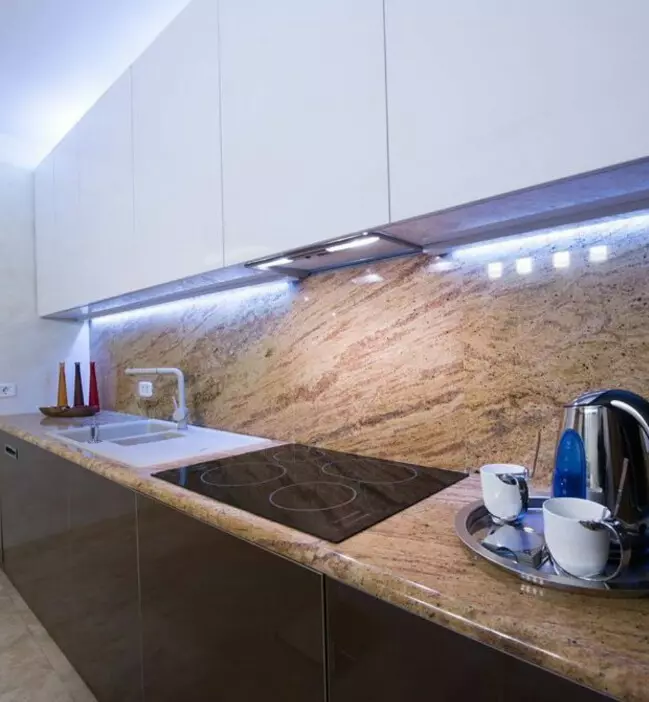 LED-Hintergrundbeleuchtung unter Küchenschränken (80 Fotos): Überblick über den Überblick, angehängte und andere Küchenlampen mit LEDs. Welche Lampen wählen besser? 21002_10