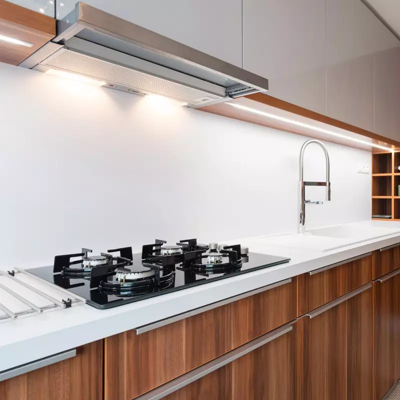 LED-Hintergrundbeleuchtung unter Küchenschränken (80 Fotos): Überblick über den Überblick, angehängte und andere Küchenlampen mit LEDs. Welche Lampen wählen besser? 21002_12