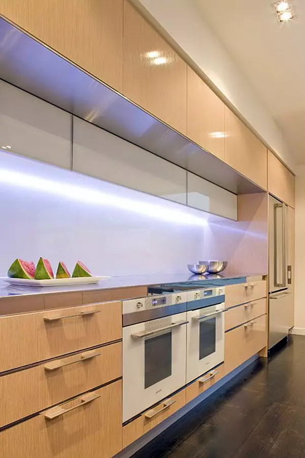 LED-Hintergrundbeleuchtung unter Küchenschränken (80 Fotos): Überblick über den Überblick, angehängte und andere Küchenlampen mit LEDs. Welche Lampen wählen besser? 21002_14