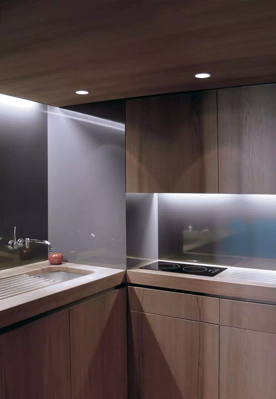 LED podsvietenie pod kuchynskými skrinkami (80 fotografií): Prehľad horných, pripojených a iných kuchynských svietidiel s LED diódami. Aké svietidlá lepšie si vybrať? 21002_16