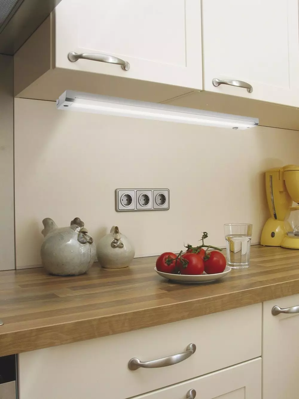 Đèn nền LED dưới tủ bếp (80 ảnh): Tổng quan về các đèn trên cao, kèm theo và các đèn bếp khác có đèn LED. Đèn nào tốt hơn? 21002_17