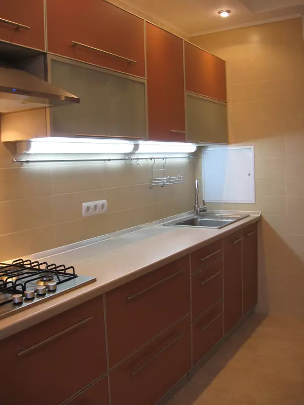 LED-Hintergrundbeleuchtung unter Küchenschränken (80 Fotos): Überblick über den Überblick, angehängte und andere Küchenlampen mit LEDs. Welche Lampen wählen besser? 21002_18