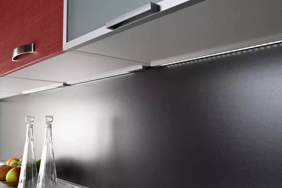 Podświetlenie LED pod szafkami kuchennymi (80 zdjęć): Przegląd nad głową, dołączonych i innych lamp kuchennych z diodami LED. Jakie lampy lepiej wybierają? 21002_19