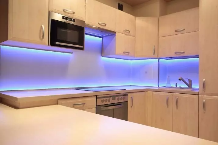 LED podsvietenie pod kuchynskými skrinkami (80 fotografií): Prehľad horných, pripojených a iných kuchynských svietidiel s LED diódami. Aké svietidlá lepšie si vybrať? 21002_2