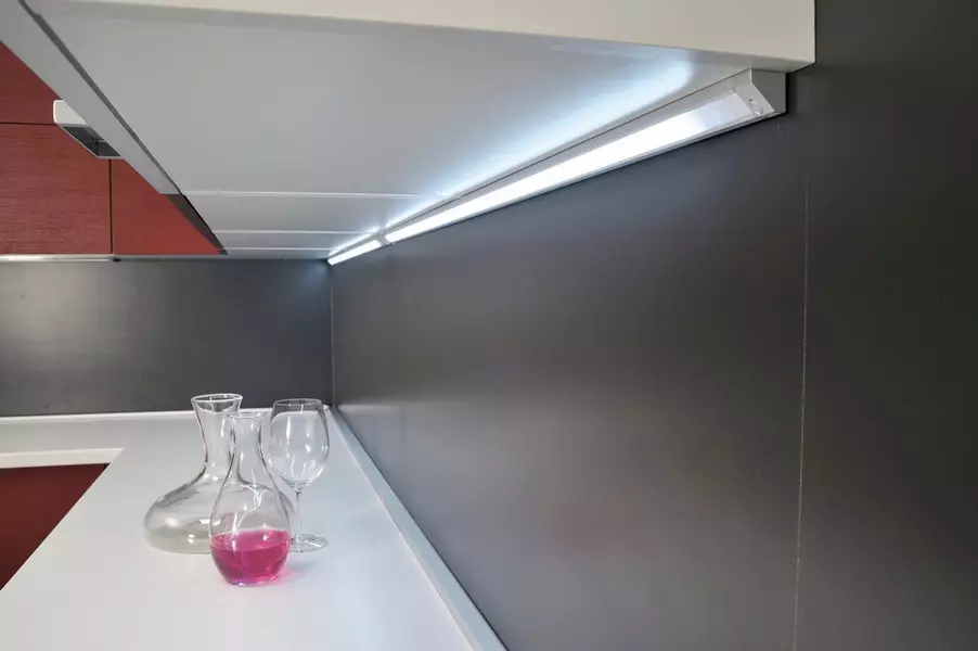 Podświetlenie LED pod szafkami kuchennymi (80 zdjęć): Przegląd nad głową, dołączonych i innych lamp kuchennych z diodami LED. Jakie lampy lepiej wybierają? 21002_20