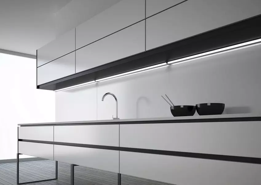 LED-Hintergrundbeleuchtung unter Küchenschränken (80 Fotos): Überblick über den Überblick, angehängte und andere Küchenlampen mit LEDs. Welche Lampen wählen besser? 21002_21