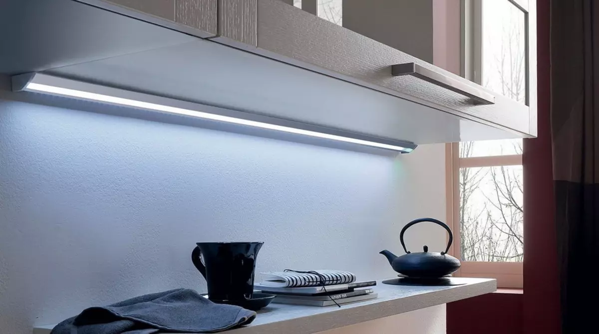 Podświetlenie LED pod szafkami kuchennymi (80 zdjęć): Przegląd nad głową, dołączonych i innych lamp kuchennych z diodami LED. Jakie lampy lepiej wybierają? 21002_22