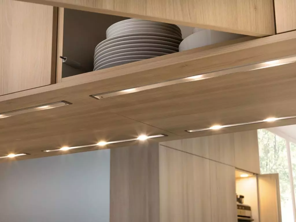 Podświetlenie LED pod szafkami kuchennymi (80 zdjęć): Przegląd nad głową, dołączonych i innych lamp kuchennych z diodami LED. Jakie lampy lepiej wybierają? 21002_24