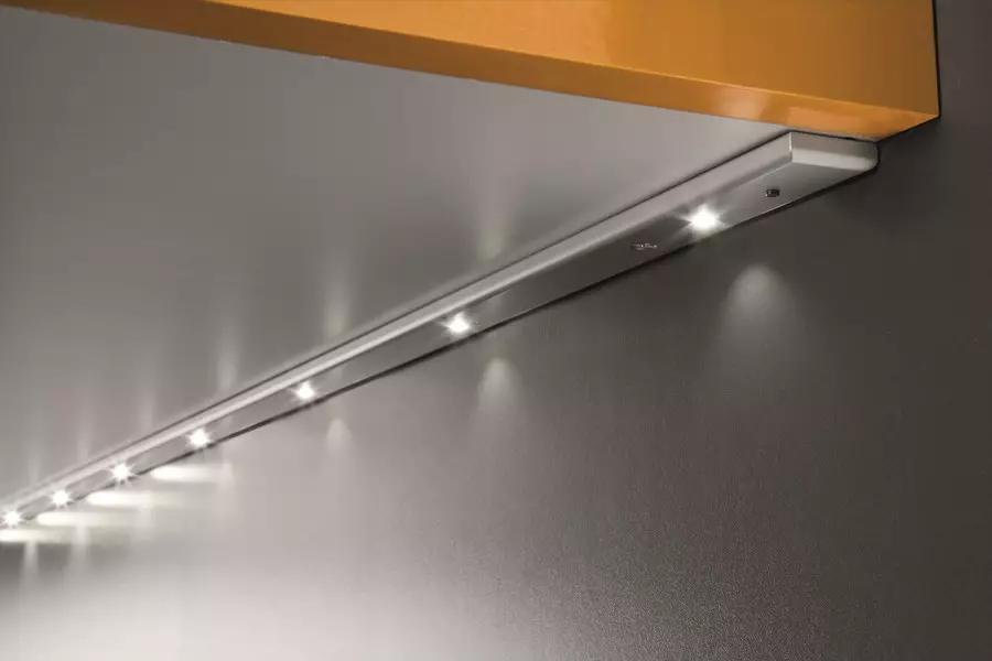 Podświetlenie LED pod szafkami kuchennymi (80 zdjęć): Przegląd nad głową, dołączonych i innych lamp kuchennych z diodami LED. Jakie lampy lepiej wybierają? 21002_25