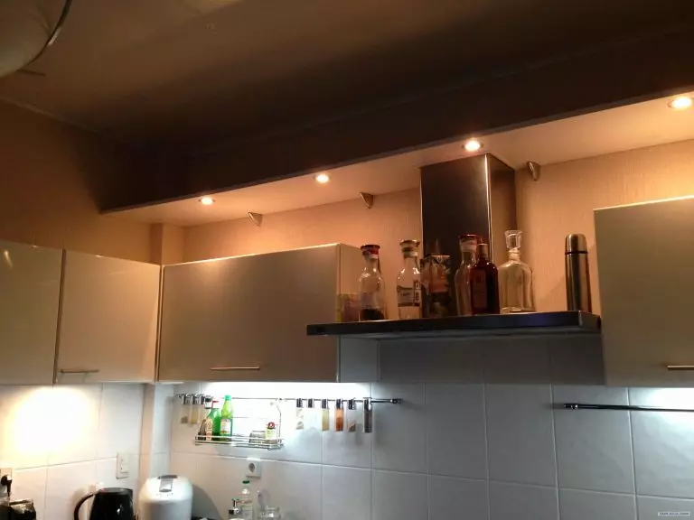 Podświetlenie LED pod szafkami kuchennymi (80 zdjęć): Przegląd nad głową, dołączonych i innych lamp kuchennych z diodami LED. Jakie lampy lepiej wybierają? 21002_26