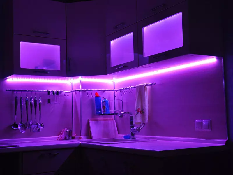 LED podsvietenie pod kuchynskými skrinkami (80 fotografií): Prehľad horných, pripojených a iných kuchynských svietidiel s LED diódami. Aké svietidlá lepšie si vybrať? 21002_27