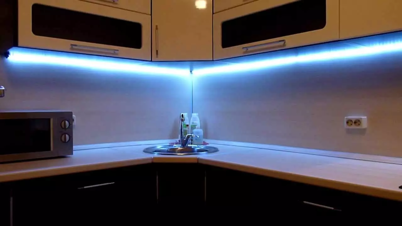 LED תאורה אחורית תחת ארונות מטבח (80 תמונות): סקירה של תקורה, מצורף ומנורות מטבח אחרים עם LEDs. אילו מנורות טוב יותר לבחור? 21002_28