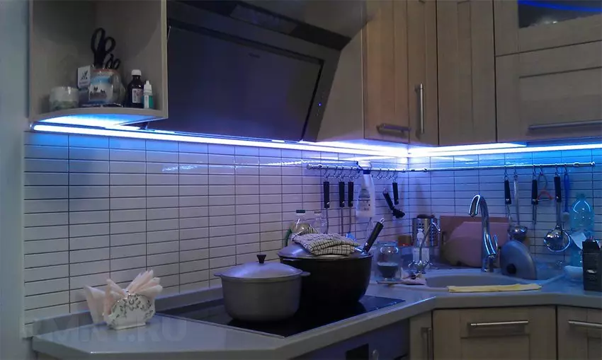LED-Hintergrundbeleuchtung unter Küchenschränken (80 Fotos): Überblick über den Überblick, angehängte und andere Küchenlampen mit LEDs. Welche Lampen wählen besser? 21002_29
