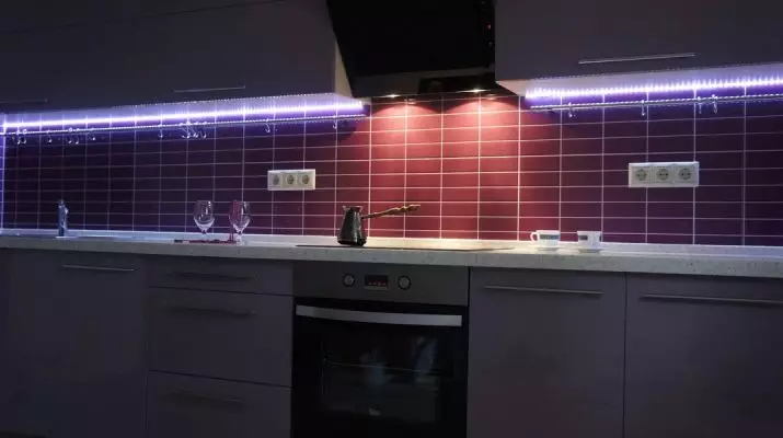 LED podsvietenie pod kuchynskými skrinkami (80 fotografií): Prehľad horných, pripojených a iných kuchynských svietidiel s LED diódami. Aké svietidlá lepšie si vybrať? 21002_3