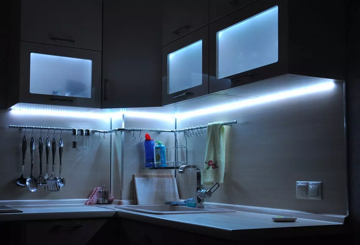 Podświetlenie LED pod szafkami kuchennymi (80 zdjęć): Przegląd nad głową, dołączonych i innych lamp kuchennych z diodami LED. Jakie lampy lepiej wybierają? 21002_30