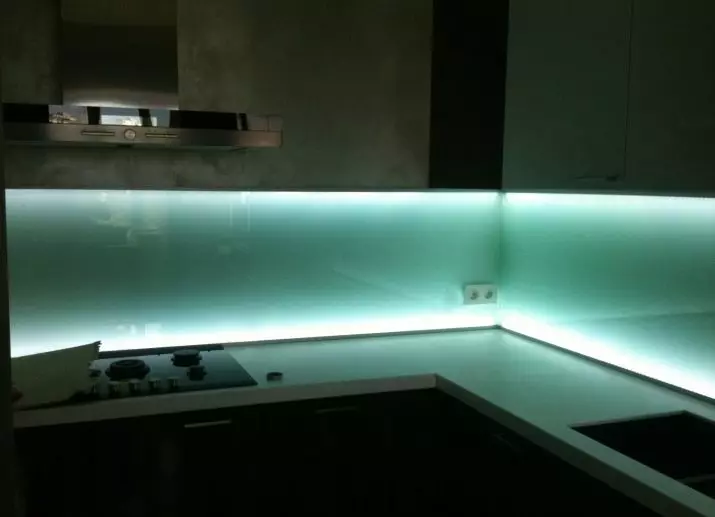 LED תאורה אחורית תחת ארונות מטבח (80 תמונות): סקירה של תקורה, מצורף ומנורות מטבח אחרים עם LEDs. אילו מנורות טוב יותר לבחור? 21002_32