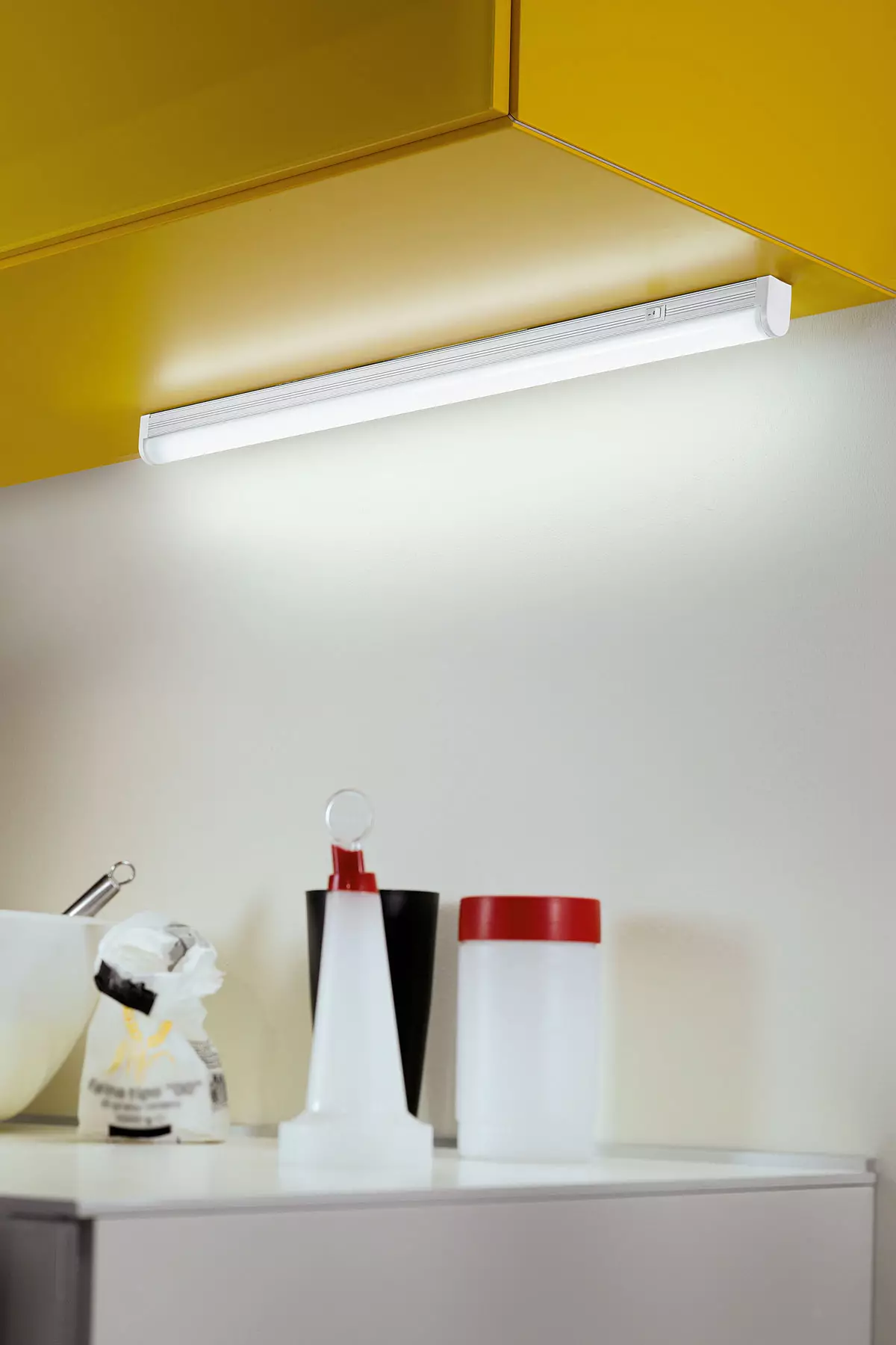 Podświetlenie LED pod szafkami kuchennymi (80 zdjęć): Przegląd nad głową, dołączonych i innych lamp kuchennych z diodami LED. Jakie lampy lepiej wybierają? 21002_35