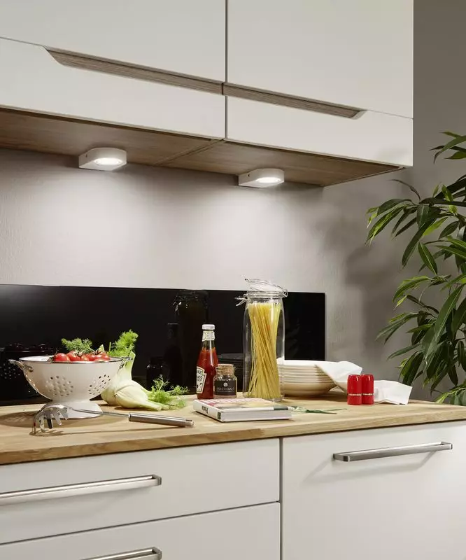 LED-Hintergrundbeleuchtung unter Küchenschränken (80 Fotos): Überblick über den Überblick, angehängte und andere Küchenlampen mit LEDs. Welche Lampen wählen besser? 21002_37