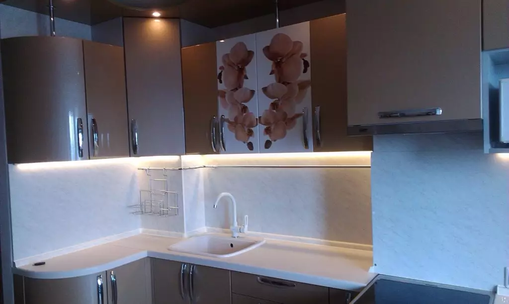 LED-Hintergrundbeleuchtung unter Küchenschränken (80 Fotos): Überblick über den Überblick, angehängte und andere Küchenlampen mit LEDs. Welche Lampen wählen besser? 21002_38