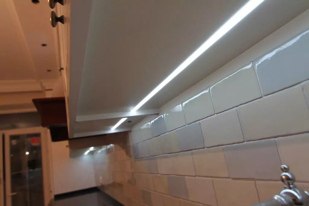 LED-Hintergrundbeleuchtung unter Küchenschränken (80 Fotos): Überblick über den Überblick, angehängte und andere Küchenlampen mit LEDs. Welche Lampen wählen besser? 21002_39