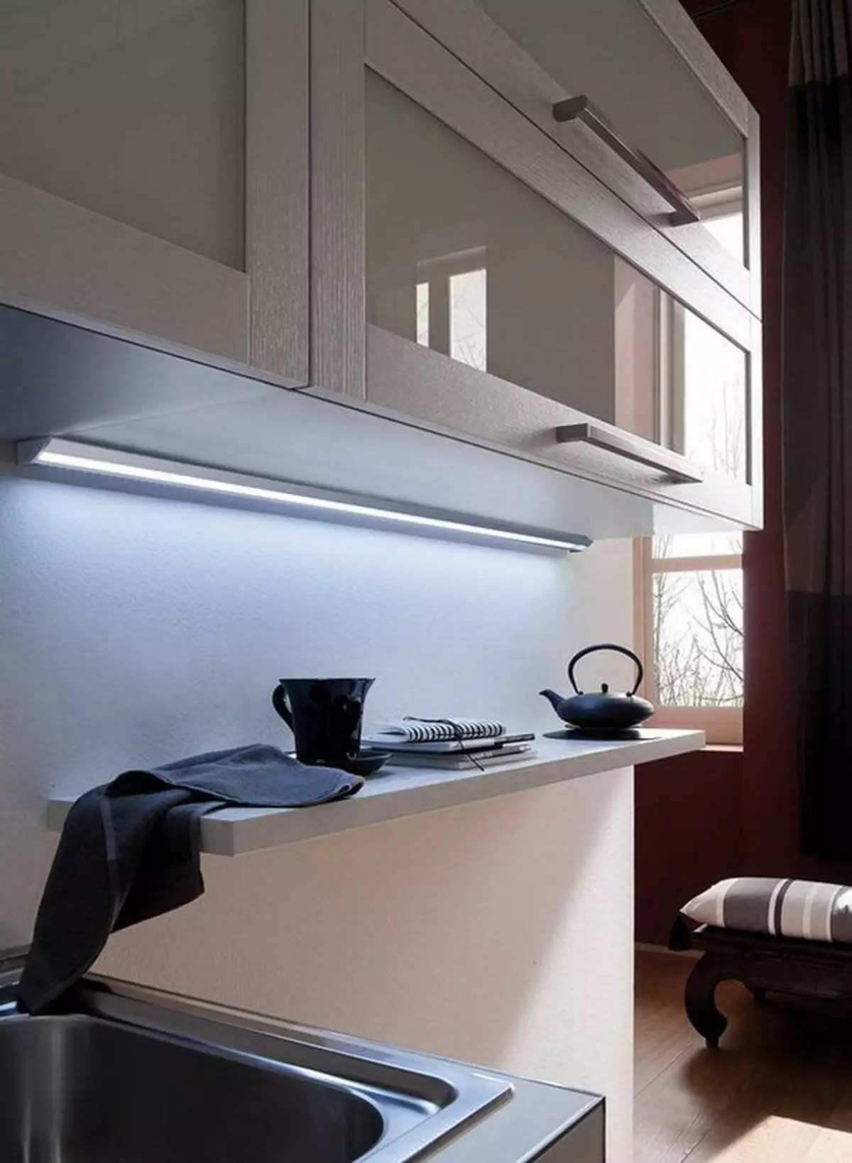 LED podsvietenie pod kuchynskými skrinkami (80 fotografií): Prehľad horných, pripojených a iných kuchynských svietidiel s LED diódami. Aké svietidlá lepšie si vybrať? 21002_4
