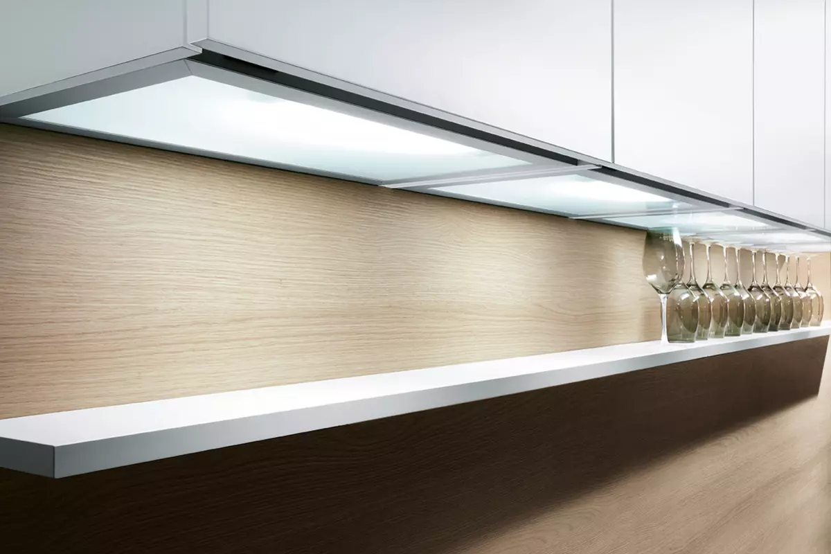 LED-Hintergrundbeleuchtung unter Küchenschränken (80 Fotos): Überblick über den Überblick, angehängte und andere Küchenlampen mit LEDs. Welche Lampen wählen besser? 21002_40