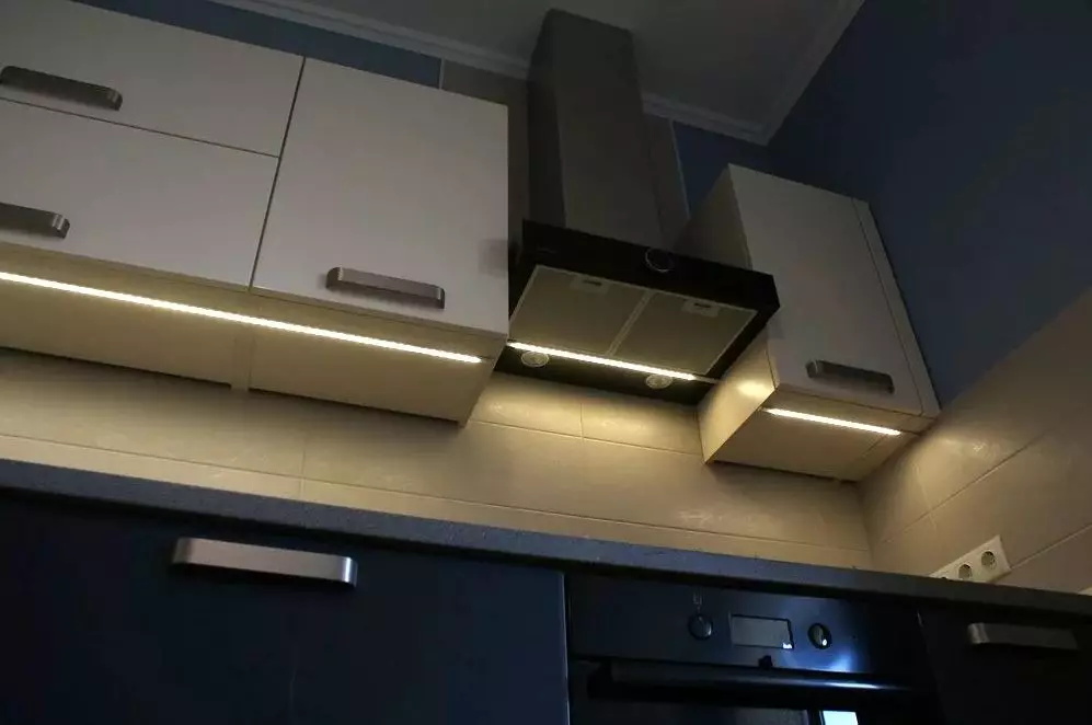 Podświetlenie LED pod szafkami kuchennymi (80 zdjęć): Przegląd nad głową, dołączonych i innych lamp kuchennych z diodami LED. Jakie lampy lepiej wybierają? 21002_41