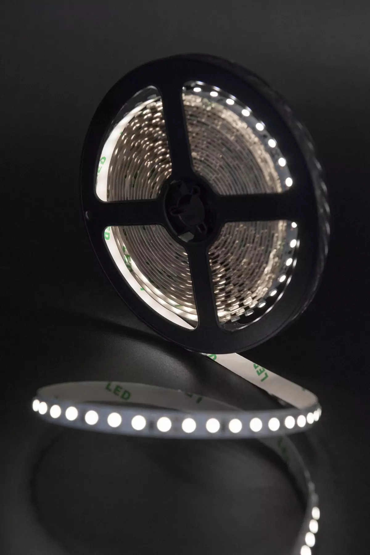 Podświetlenie LED pod szafkami kuchennymi (80 zdjęć): Przegląd nad głową, dołączonych i innych lamp kuchennych z diodami LED. Jakie lampy lepiej wybierają? 21002_47