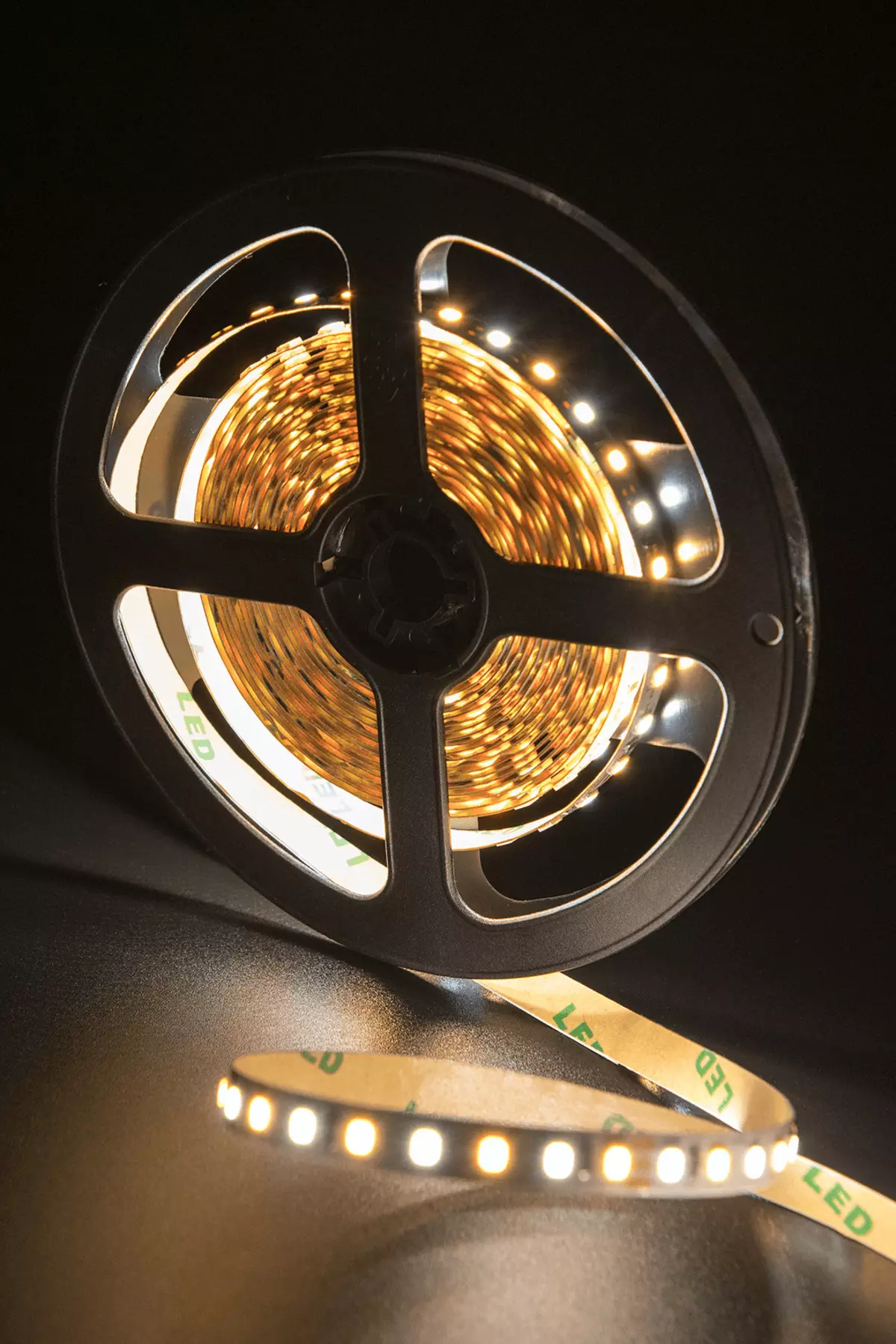 LED-Hintergrundbeleuchtung unter Küchenschränken (80 Fotos): Überblick über den Überblick, angehängte und andere Küchenlampen mit LEDs. Welche Lampen wählen besser? 21002_48