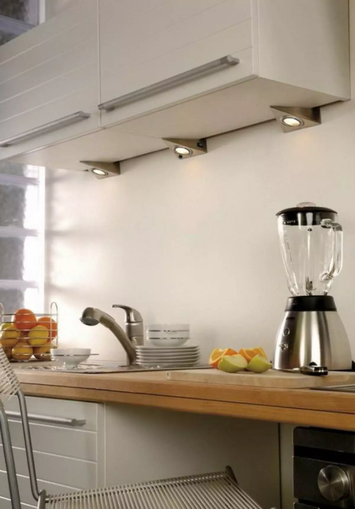 LED podsvietenie pod kuchynskými skrinkami (80 fotografií): Prehľad horných, pripojených a iných kuchynských svietidiel s LED diódami. Aké svietidlá lepšie si vybrať? 21002_5