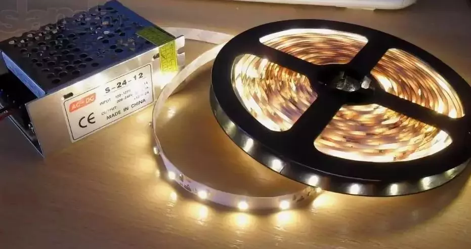 Podświetlenie LED pod szafkami kuchennymi (80 zdjęć): Przegląd nad głową, dołączonych i innych lamp kuchennych z diodami LED. Jakie lampy lepiej wybierają? 21002_58