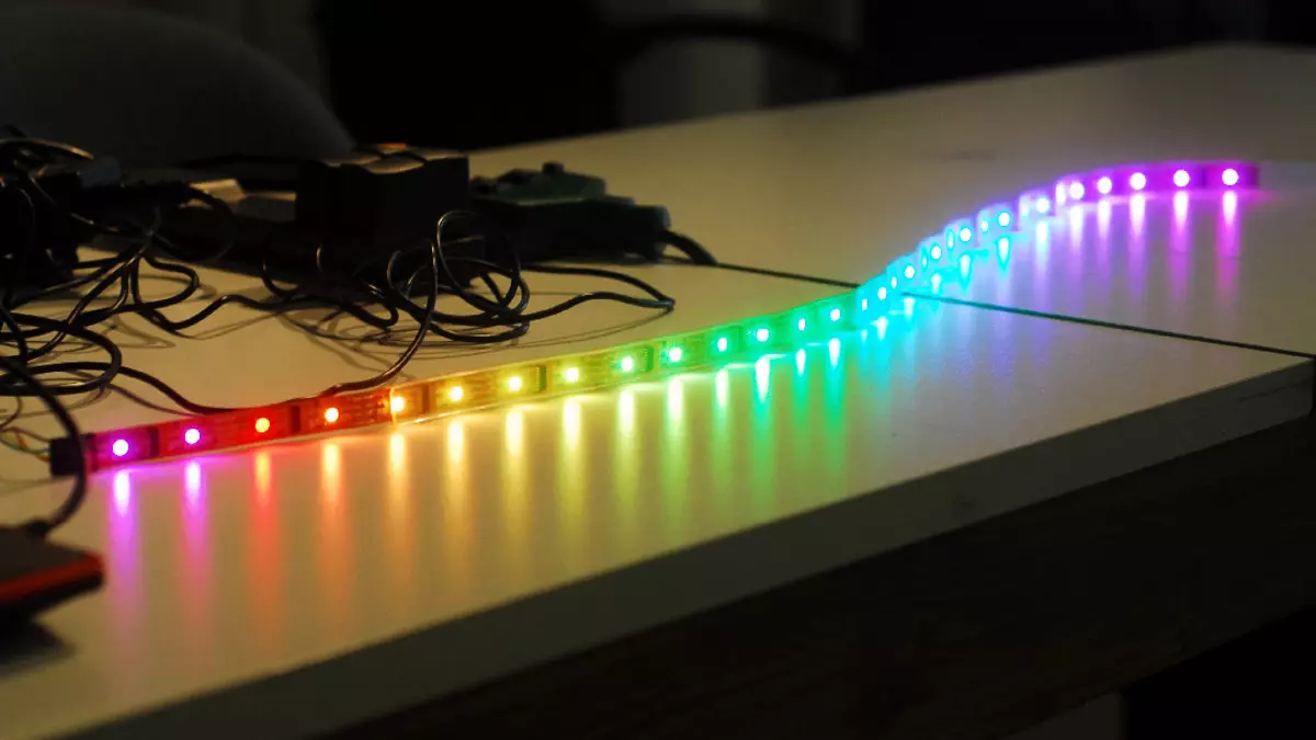 LED-Hintergrundbeleuchtung unter Küchenschränken (80 Fotos): Überblick über den Überblick, angehängte und andere Küchenlampen mit LEDs. Welche Lampen wählen besser? 21002_59