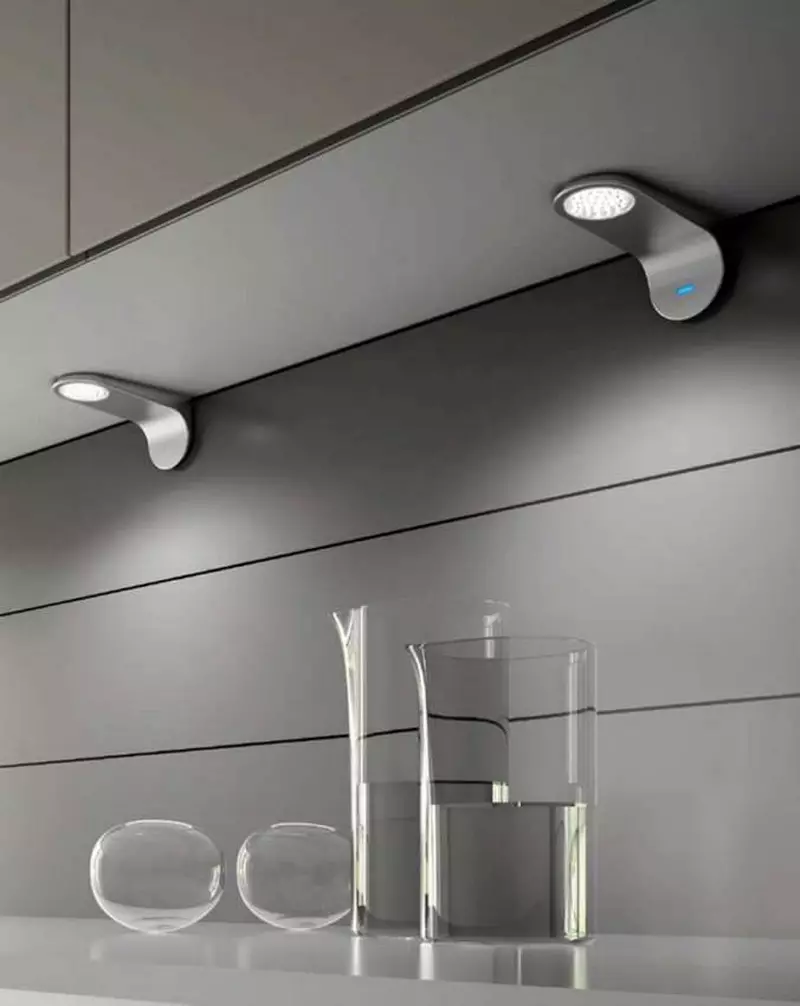 LED podsvietenie pod kuchynskými skrinkami (80 fotografií): Prehľad horných, pripojených a iných kuchynských svietidiel s LED diódami. Aké svietidlá lepšie si vybrať? 21002_6